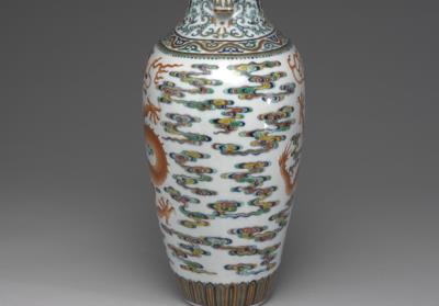 图片[3]-Vase with tubular handles and decoration of clouds and dragons in doucai polychrome enamels and overglaze red, Qing dynasty, Qianlong reign (1736-1795)-China Archive